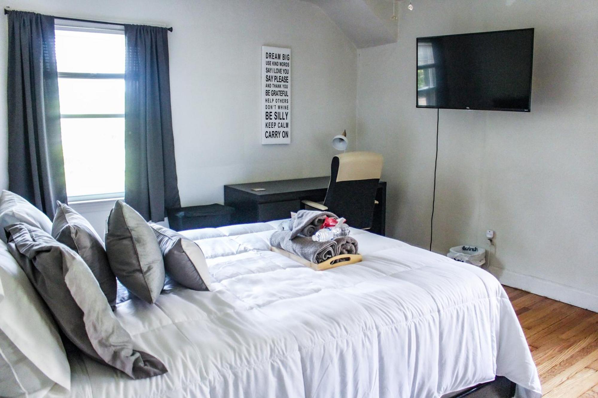 Master Bedroom In Home Away From Home Detroit Ngoại thất bức ảnh